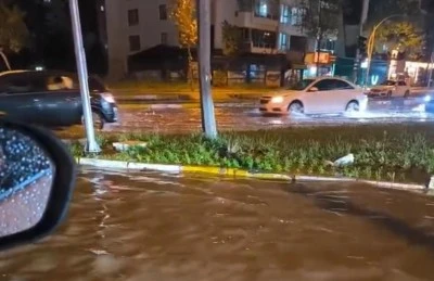 Diyarbakır'da yağış yolları g&ouml;le &ccedil;evirdi