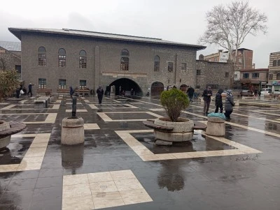 Diyarbakır&rsquo;da yağmur ve soğuk hava &ccedil;arşıları boşalttı