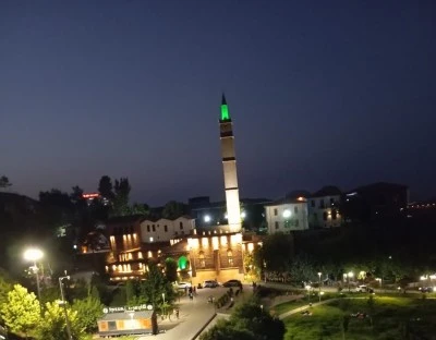 Diyarbakır&rsquo;da Yağmura Rağmen İlkbahar Coşkusu: Vatandaşlar Sokaklara Akın Etti