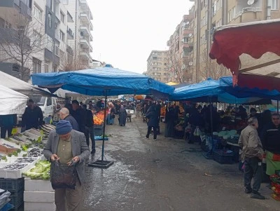 Diyarbakır&rsquo;da yağmura rağmen pazarlarda ramazan bereketi
