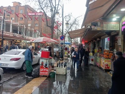 Diyarbakır&rsquo;da yağmura rağmen Ramazan alışverişi s&uuml;r&uuml;yor