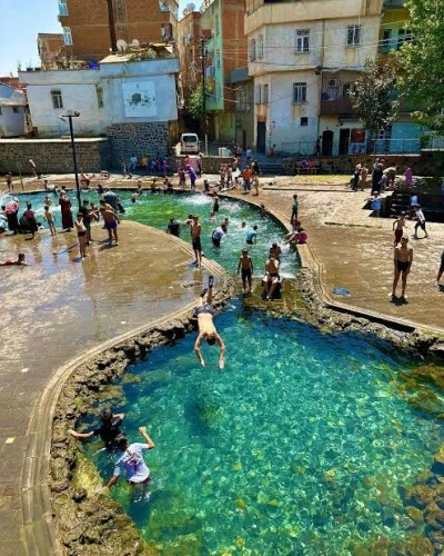 Diyarbakır’da Yaz Sıcağı Erken Geldi: Parklar Doldu, Çocuklar Havuzlara Koştu