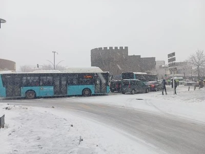 Diyarbakır&rsquo;da Yılın İlk Karı, G&uuml;nl&uuml;k Hayatı Zora Soktu