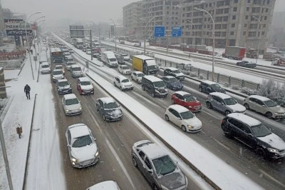 Diyarbakır&rsquo;da Yoğun Kar Yağışı Ulaşımı Aksattı: Belediyenin Hazırlıkları Yetersiz Kaldı
