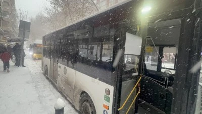 Diyarbakır&rsquo;da Yoğun Kar Yağışı Ulaşımı Fel&ccedil; Etti