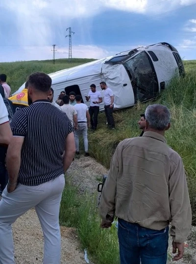 Diyarbakır&rsquo;da Yolcu Minib&uuml;s&uuml; Takla Attı: 15 Yaralı