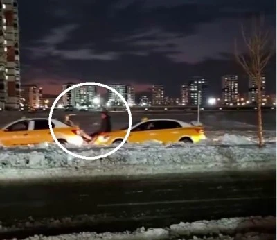 Diyarbakır&rsquo;da Yolda Kalan Taksiye İlgin&ccedil; Yardım