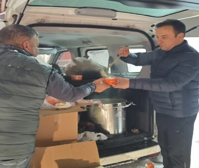 Diyarbakır&rsquo;da Yolda Kalan Vatandaşlara Sıcak &Ccedil;orba Desteği
