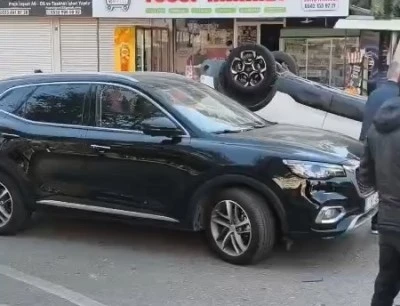 Diyarbakır’daki trafik kazasında bir otomobil ters döndü