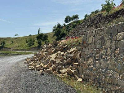 Diyarbakır Dicle’de İstinat Duvarı Yıkılan Yol Tehlike Saçıyor
