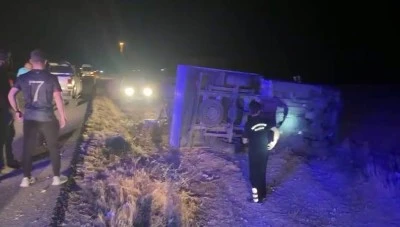 Diyarbakır-Elazığ Yolunda Kamyonet Devrildi 1 Yaralı