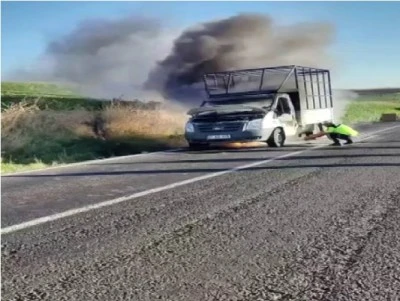Diyarbakır-Hani yolunda kamyonet alevlere teslim oldu