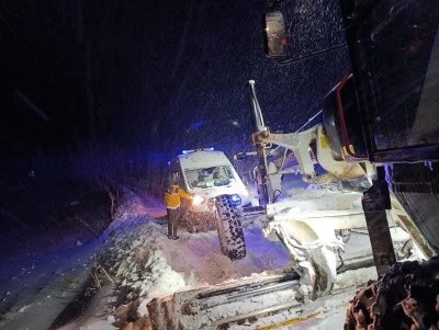 Diyarbakır Hazro&rsquo;da Kış Şartlarına Rağmen Sağlık Ekipleri, 1 Yaşındaki Mina&rsquo;ya Ulaştı