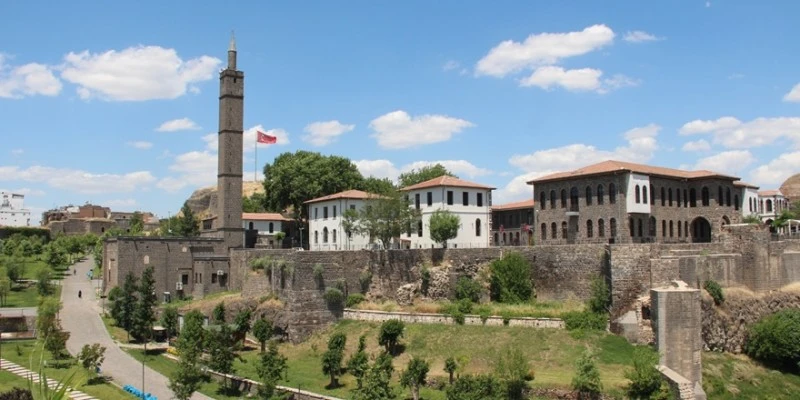 Diyarbakır İ&ccedil;kale&rsquo;de Hz. S&uuml;leyman Camii ve T&uuml;rbesi Ziyaret&ccedil;i Akını