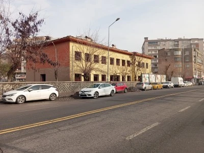 Diyarbakır&rsquo;ın ilk ortaokulu Ali Emiri i&ccedil;in yıkım s&uuml;reci başladı