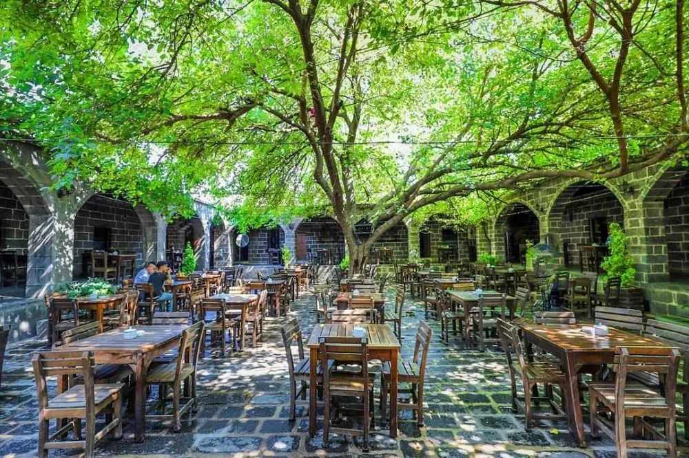 Diyarbakır’ın Kalbinde Tarihe Yolculuk: Sülüklü Han Ziyaretçilerini Büyülüyor