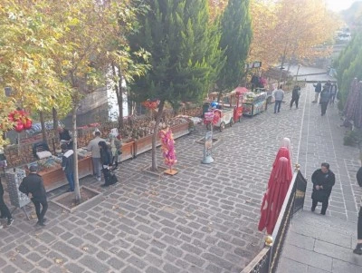 Diyarbakır’ın On Gözlü Köprüsü, Soğuk Havalara Rağmen Turist Akınına Uğruyor