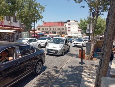 Diyarbakır&rsquo;ın Tarihi Gazi Caddesi&rsquo;nde Trafik &Ccedil;ilesi