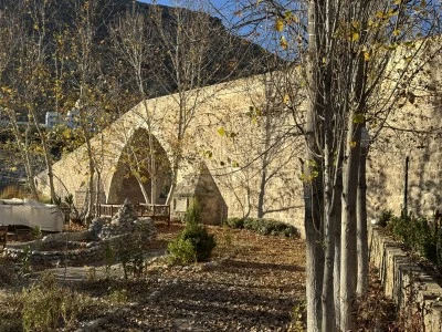 Diyarbakır'ın Tarihi Haburman Köprüsü, Kış Aylarında Kartpostallık Görüntüler Sunuyor