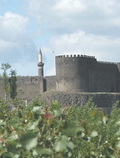 Diyarbakır’ın Tarihi Hazinesi: Hüsrev Paşa Camii ve Keçi Burcu Ziyaretçilerini Bekliyor