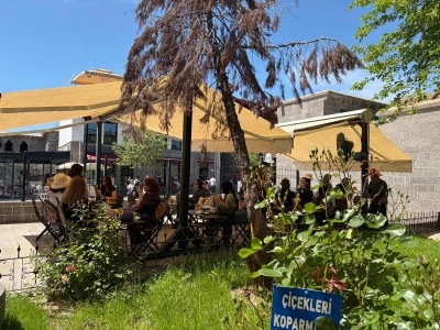 Diyarbakır&rsquo;ın Tarihi Mekanları Yerli ve Yabancı Ziyaret&ccedil;ileri B&uuml;y&uuml;l&uuml;yor