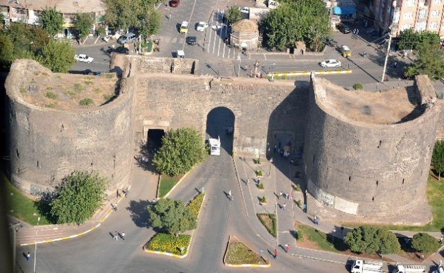 Diyarbakır’ın Tarihi Surlarında Tarihe Açılan Kapılar