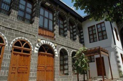 Diyarbakır’ın Taş Evleri: Asırlık Avlulu Mimarinin Sırrı