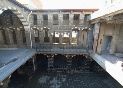 Diyarbakır&rsquo;ın taş konakları yeniden hayat buluyor