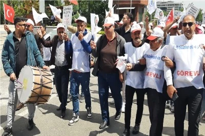 Diyarbakır'da İş&ccedil;iler Davul ve D&uuml;d&uuml;klerle Y&uuml;r&uuml;d&uuml;
