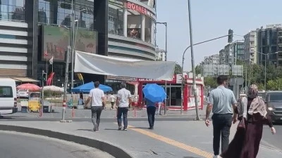 Diyarbakırın kavurucu sıcaklığında şemsiyeli çözüm