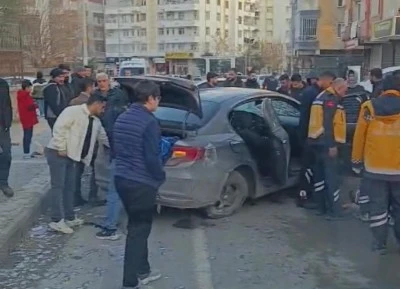 Diyarbakır Kayapınar&rsquo;da Otomobil Taksiye &Ccedil;arptı: 2 Yaralı