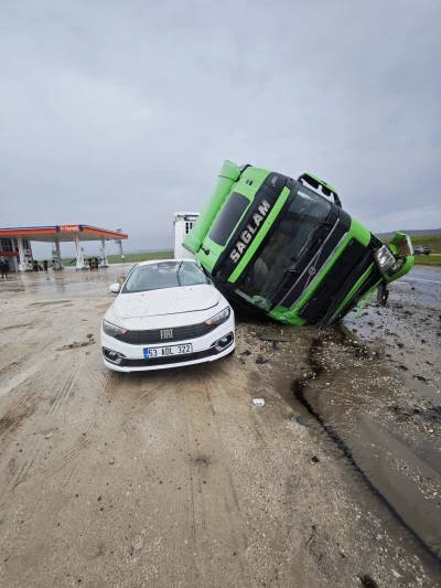 Diyarbakır Kocak&ouml;y&rsquo;de Tır Otomobilin &Uuml;zerine Devrildi: Faciadan D&ouml;n&uuml;ld&uuml;