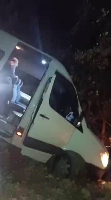 Diyarbakır-Kulp Yolunda Minibüs Şarampolde Asılı Kaldı: Faciadan Dönüldü