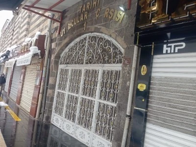 Diyarbakır Kuyumcuları, Yoğun Kar Yağışı Nedeniyle Mağazalarını Kapatmak Zorunda Kaldı