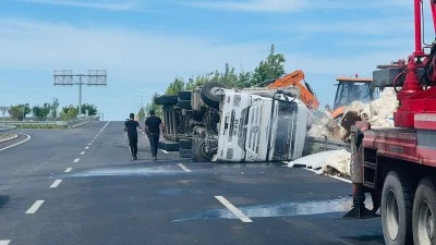 Diyarbakır-Mardin Karayolunda Tır Yan Yattı