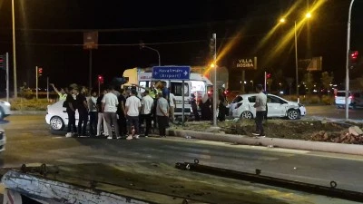 Diyarbakır-Mardin yolunda iki otomobil &ccedil;arpıştı: 7 yaralı