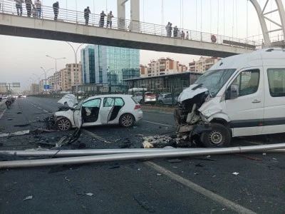 Diyarbakır Minib&uuml;s Bariyerleri Aşıp Karşı Şeride Ge&ccedil;ti