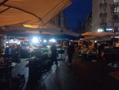 Diyarbakır Ofis Semti&rsquo;nde Soğuk ve Yağışlı Havaya Rağmen Pazar Yoğunluğu S&uuml;r&uuml;yor