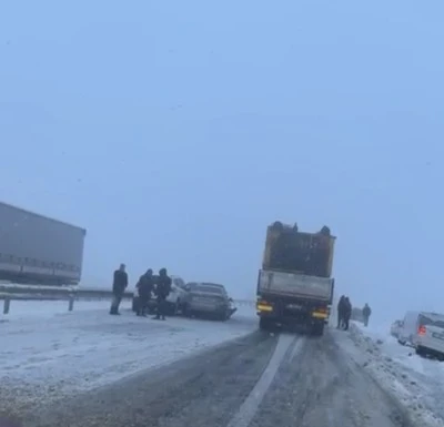 Kar Yağışı Kazayı Getirdi: 10 Ara&ccedil; Birbirine Girdi