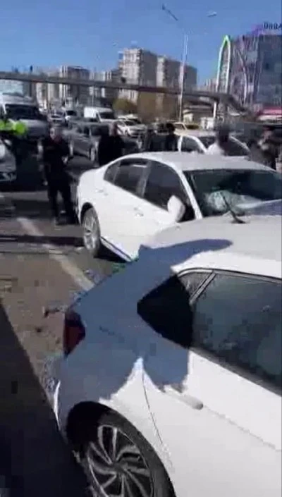 Diyarbakır-Şanlıurfa Yolunda Zincirleme Kaza: 4 Kişi Yaralandı