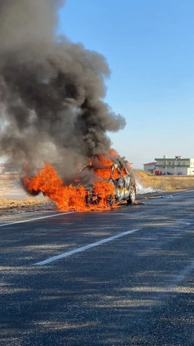 Diyarbakır Silvan’da Seyir Halindeki Araç Alev Aldı