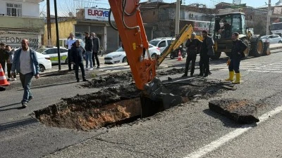 Diyarbakır&ndash;Silvan Yolunda Yol &Ccedil;&ouml;kt&uuml;: Trafik Kilitlendi