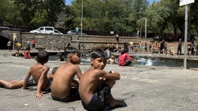 Diyarbakır Sokaklarında Çocukların Su ile Serinleme Geleneği