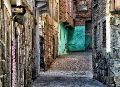 Diyarbakır Sokaklarının Taşları Yazın Sıcaklarla Nasıl Mücadele Ediyor?