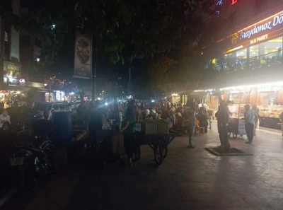 Diyarbakır Sur'da Akşam Coşkusu Esnafı Sevindirdi