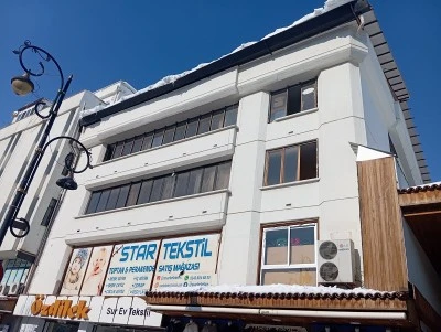 Diyarbakır Sur&rsquo;da &Ccedil;atıdan D&uuml;şen Buz K&uuml;tlesi Korku Yarattı