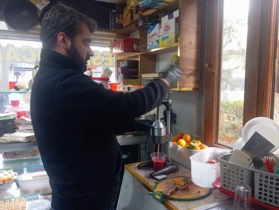 Diyarbakır Sur’da Esnaf Öğrencilere Gönüllü Kahvaltı Desteği Sunuyor
