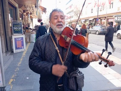 Diyarbakır Sur&rsquo;da keman sesleri