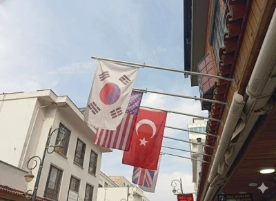 Diyarbakır Sur’da Türk Bayrağına Duyarlılık Örneği: Yerli Turist Örnek Davranış Sergiledi