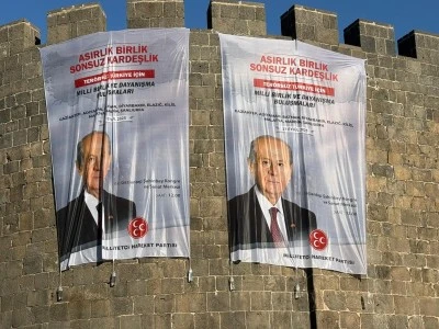 Diyarbakır Surlarına Devlet Bahçeli Posteri Asıldı